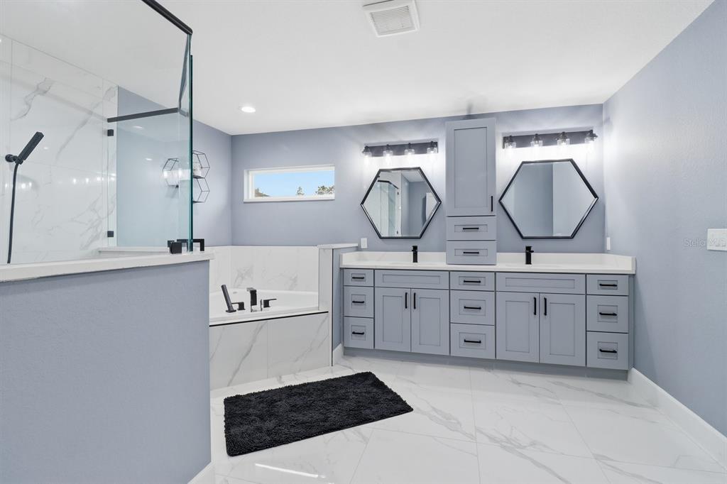 18459 Southwest 66th Loop Dunnellon, FL 34432 - Photo 18 of 41 a spacious bathroom with double vanity and a mirror