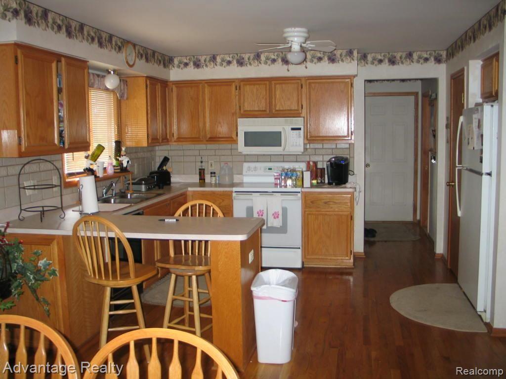 53101 Bates Road New Baltimore, MI 48051 - Photo 4 of 16 6-24-11 213
