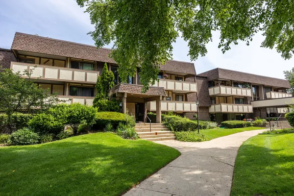 $184,999 | 433 Cavalier Court, Unit 101A, West Dundee, IL 60118