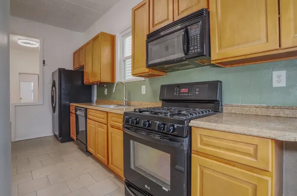 $2,000 | 119 Zabriskie Street, Unit 3, Jersey City, NJ 07307