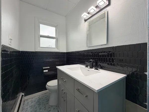 $2,000 | 119 Zabriskie Street, Unit 3, Jersey City, NJ 07307