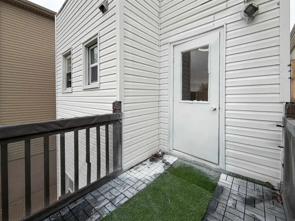 $2,000 | 119 Zabriskie Street, Unit 3, Jersey City, NJ 07307