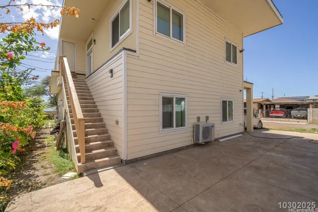 a view of entryway with a yard