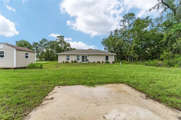 a house view with backyard space