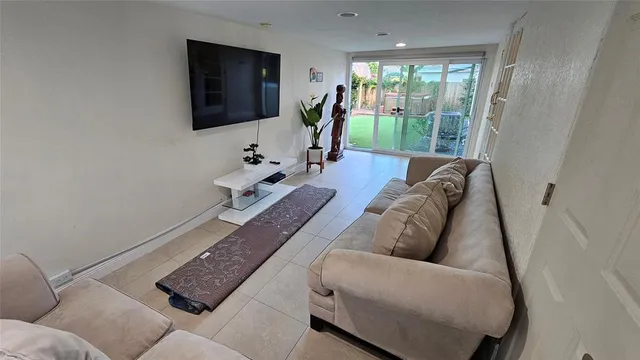 $5,000 | 436 Northeast 25th Avenue, Pompano Beach, FL 33062