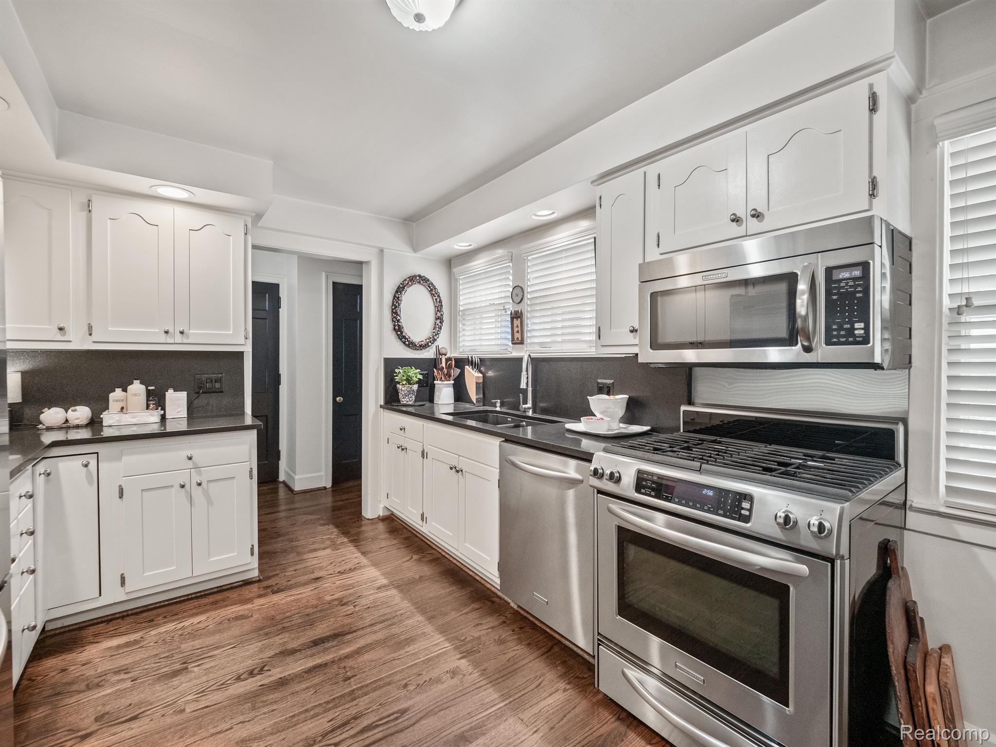 619 Rivenoak Street Birmingham, MI 48009 - Photo 9 of 30 Gallery Image 9