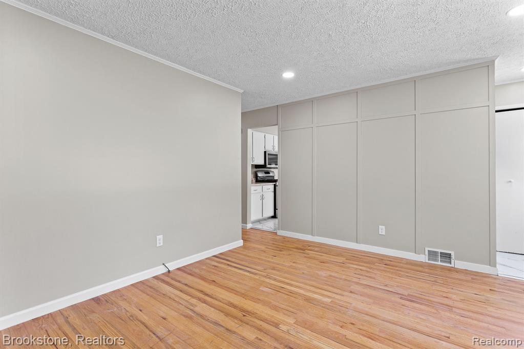 32039 Hayes Road Warren, MI 48088 - Photo 7 of 30