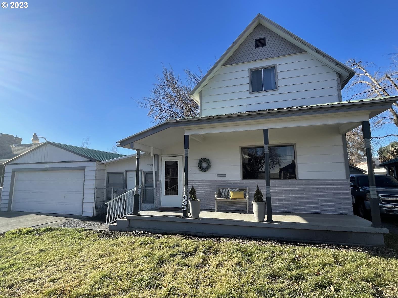 333 Southwest 3rd Street Pendleton, OR 97801 - Photo 1 of 20 a front view of a house with garden