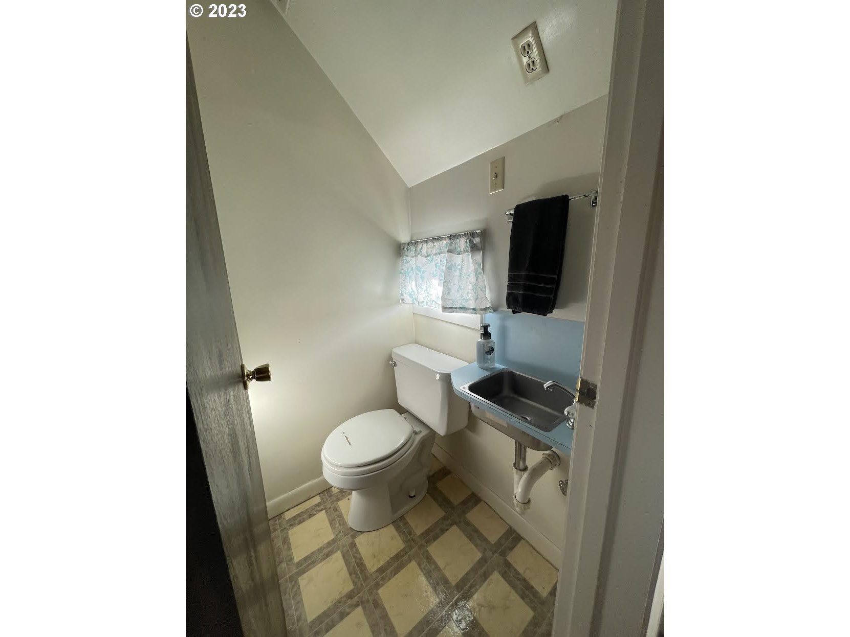 333 Southwest 3rd Street Pendleton, OR 97801 - Photo 15 of 20 a bathroom with a sink a toilet a mirror and shower