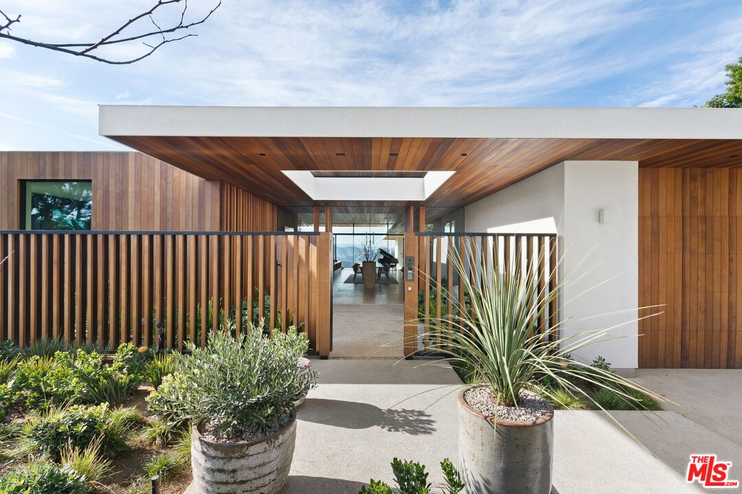 1675 Carla Ridge Beverly Hills, CA 90210 - Photo 4 of 52