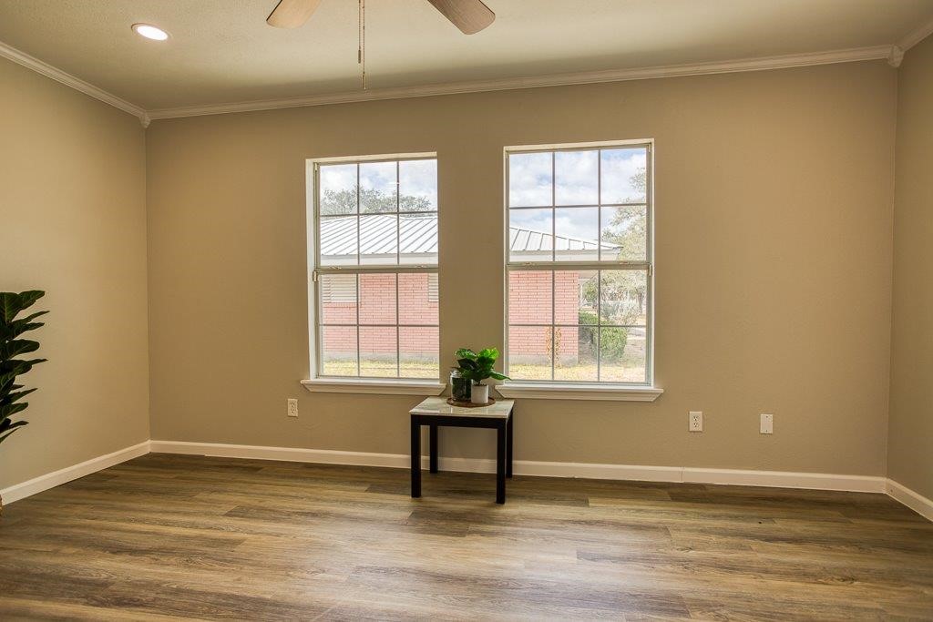 1012 East Market Street Sinton, TX 78387 - Photo 5 of 33