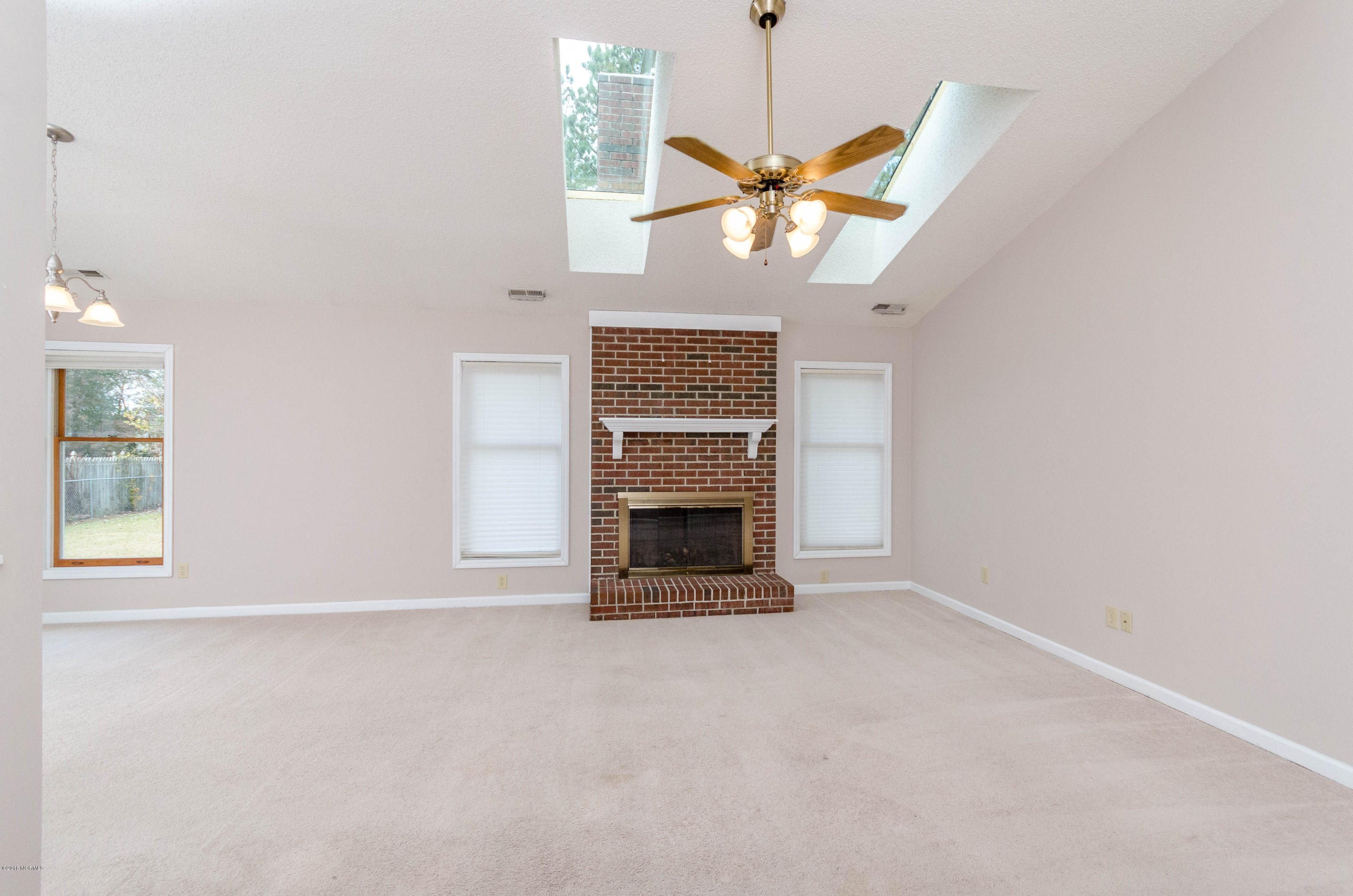 502 Raintree Road Jacksonville, NC 28540 - Photo 6 of 33 DSC_0357