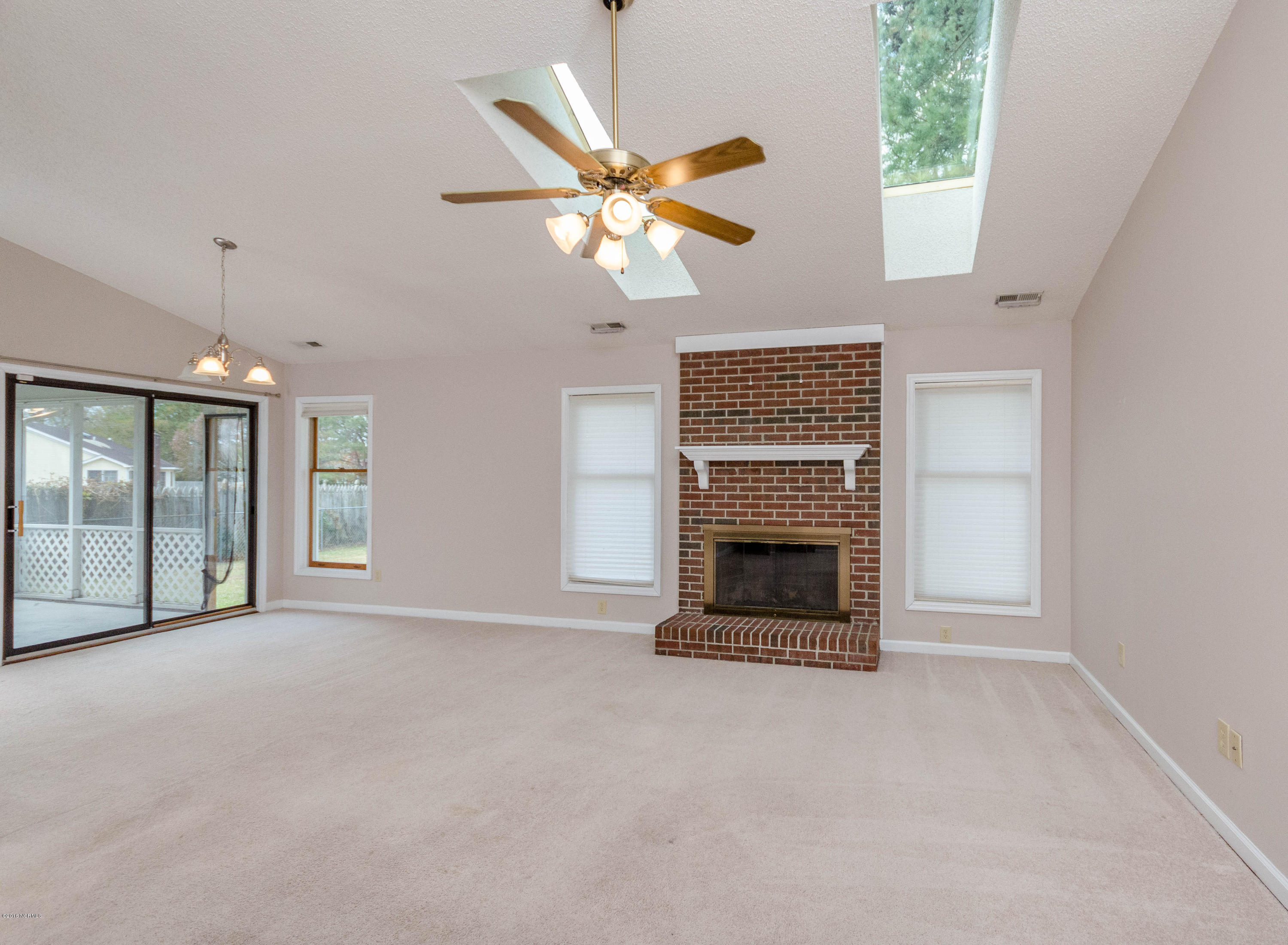502 Raintree Road Jacksonville, NC 28540 - Photo 7 of 33 DSC_0360