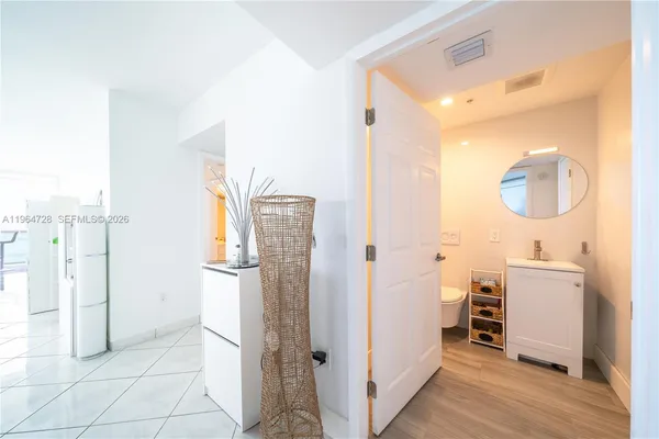$7,700 | 6301 Collins Avenue, Unit 2802, Miami Beach, FL 33141