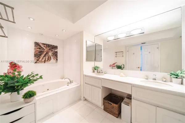 $7,700 | 6301 Collins Avenue, Unit 2802, Miami Beach, FL 33141