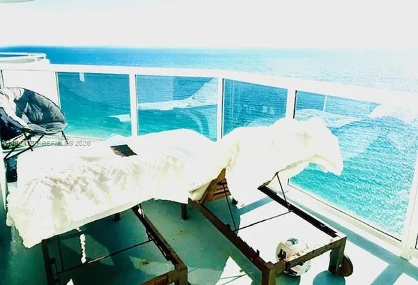 $7,700 | 6301 Collins Avenue, Unit 2802, Miami Beach, FL 33141