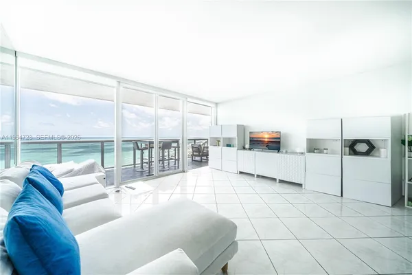 $7,700 | 6301 Collins Avenue, Unit 2802, Miami Beach, FL 33141