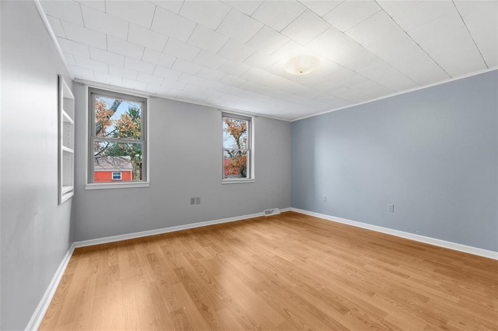 620 Montclair Street Pittsburgh, PA 15217 - Photo 19 of 40 an empty room with windows