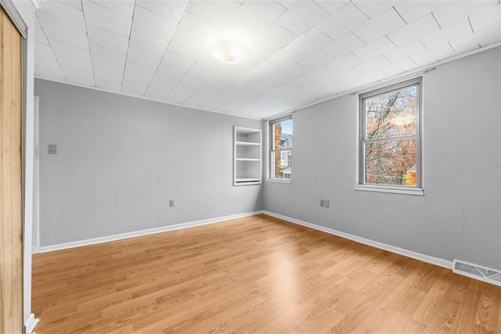 620 Montclair Street Pittsburgh, PA 15217 - Photo 20 of 40 an empty room with windows