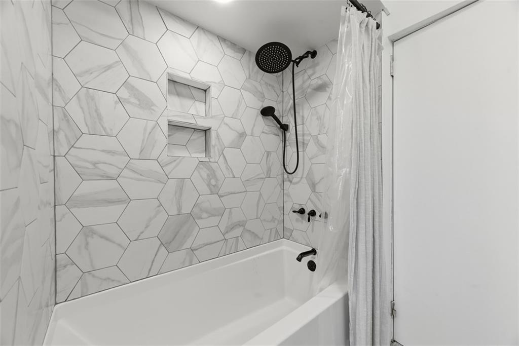 620 Montclair Street Pittsburgh, PA 15217 - Photo 27 of 40 a bathroom with a bathtub