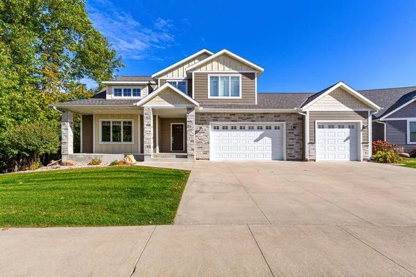 $679,900 | 317 Oak Marsh Drive, Mankato, MN 56001