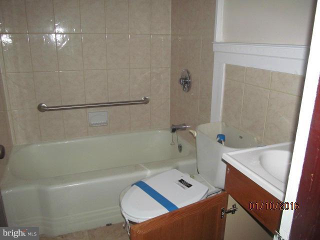 2464 Terra Firma Road Baltimore, MD 21225 - Photo 5 of 11 Bath