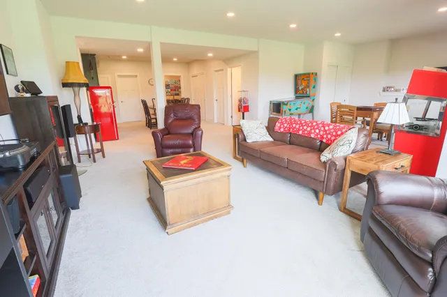 $729,900 | N28W25158 Pkwy Rdg Circle, Unit B, Pewaukee, WI 53072