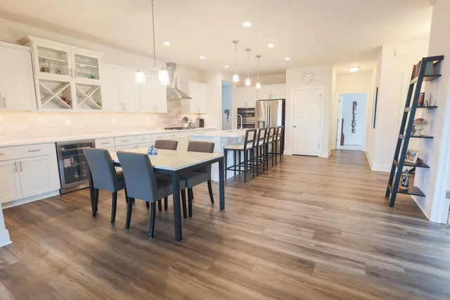 $729,900 | N28W25158 Pkwy Rdg Circle, Unit B, Pewaukee, WI 53072