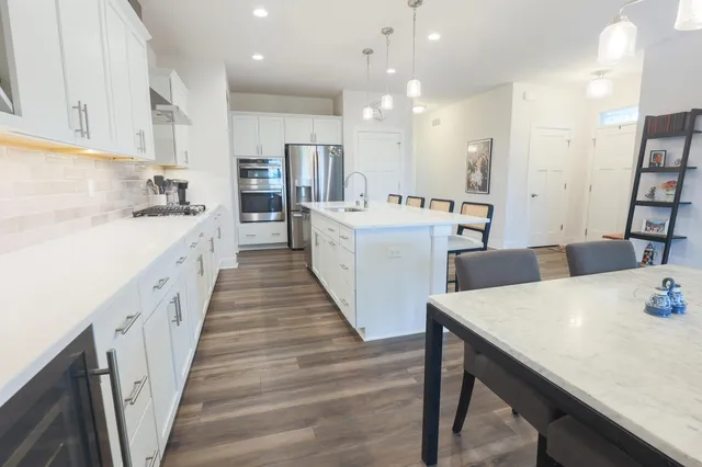 $729,900 | N28W25158 Pkwy Rdg Circle, Unit B, Pewaukee, WI 53072