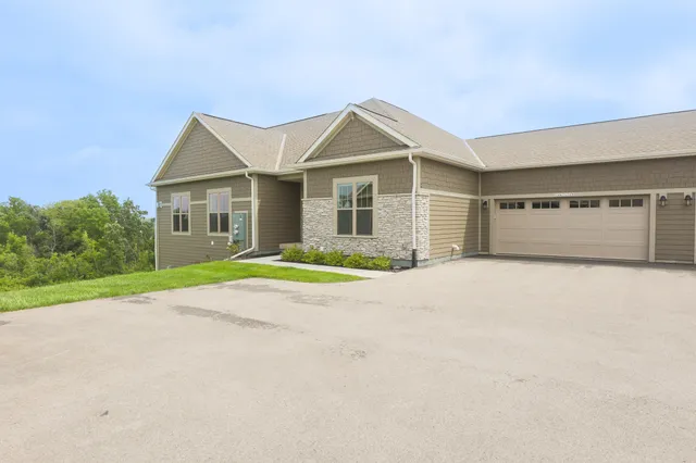 $729,900 | N28W25158 Pkwy Rdg Circle, Unit B, Pewaukee, WI 53072