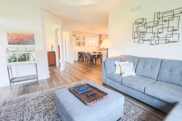 $729,900 | N28W25158 Pkwy Rdg Circle, Unit B, Pewaukee, WI 53072