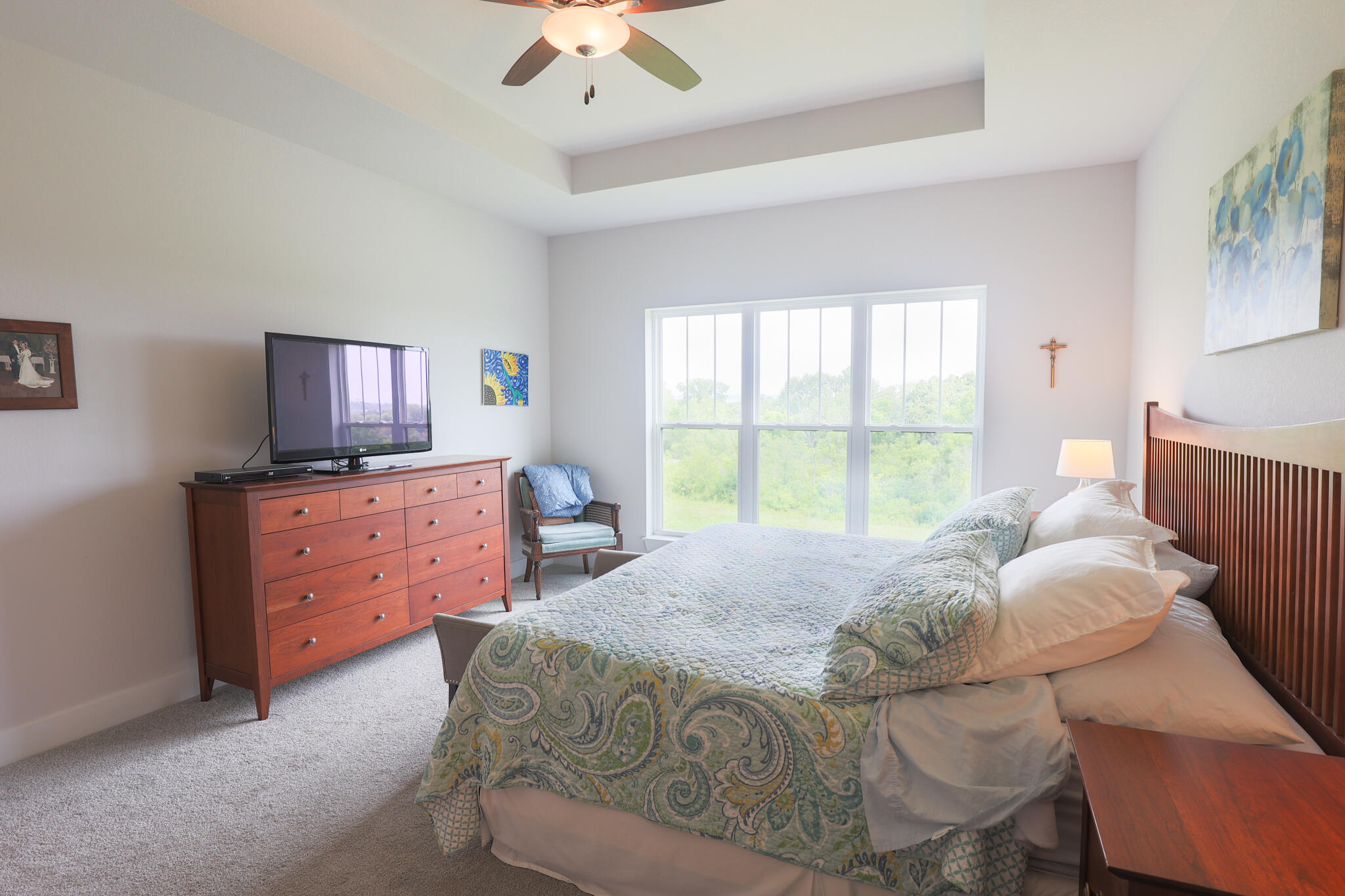 N28W25158 Pkwy Rdg Circle, Unit B Pewaukee, WI 53072 - Photo 34 of 86 Primary Suite with Trayed Ceiling, Ensuite Bathroom, and large Walk in Closet