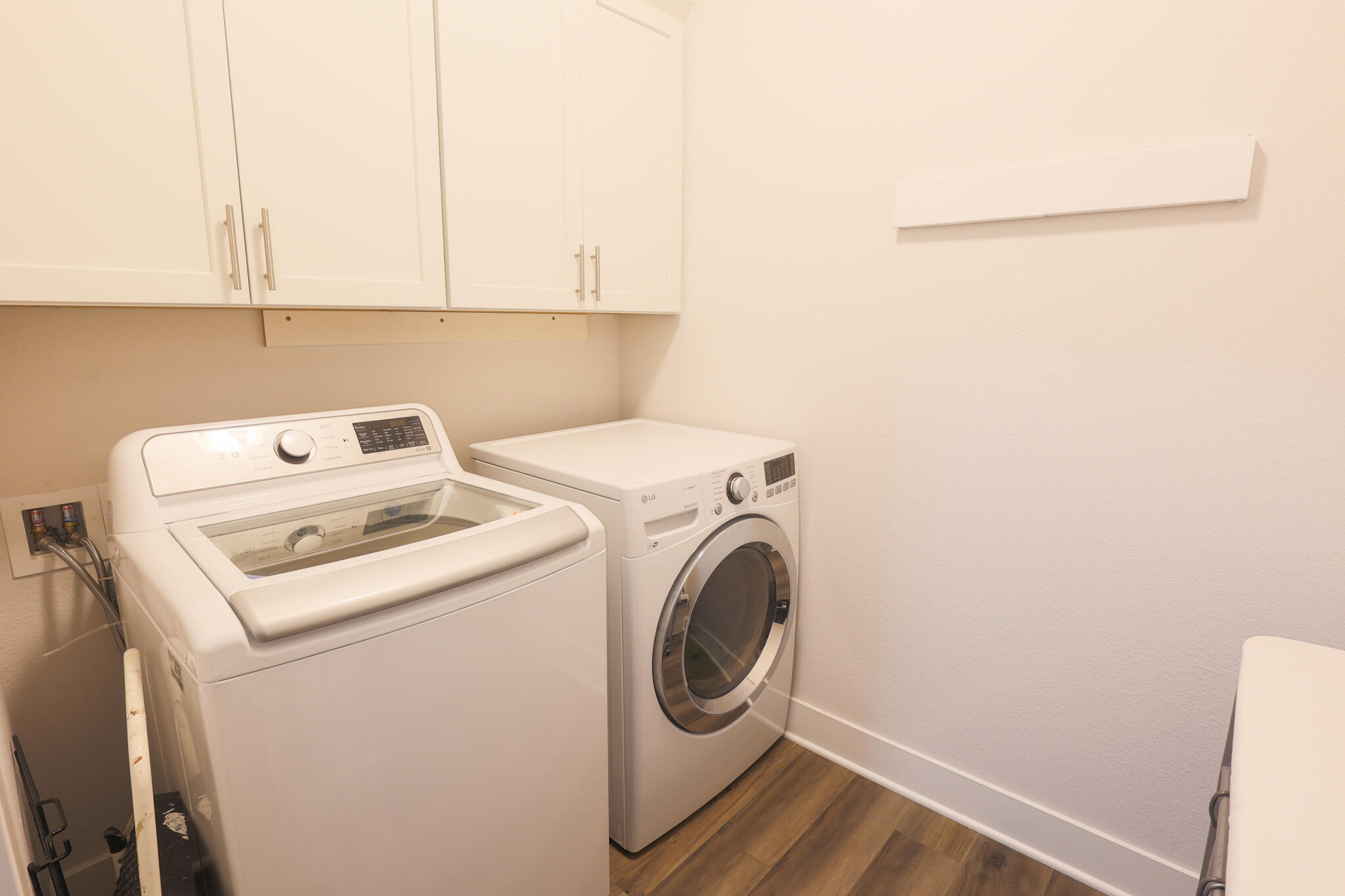 N28W25158 Pkwy Rdg Circle, Unit B Pewaukee, WI 53072 - Photo 46 of 86 Main Floor Laundry