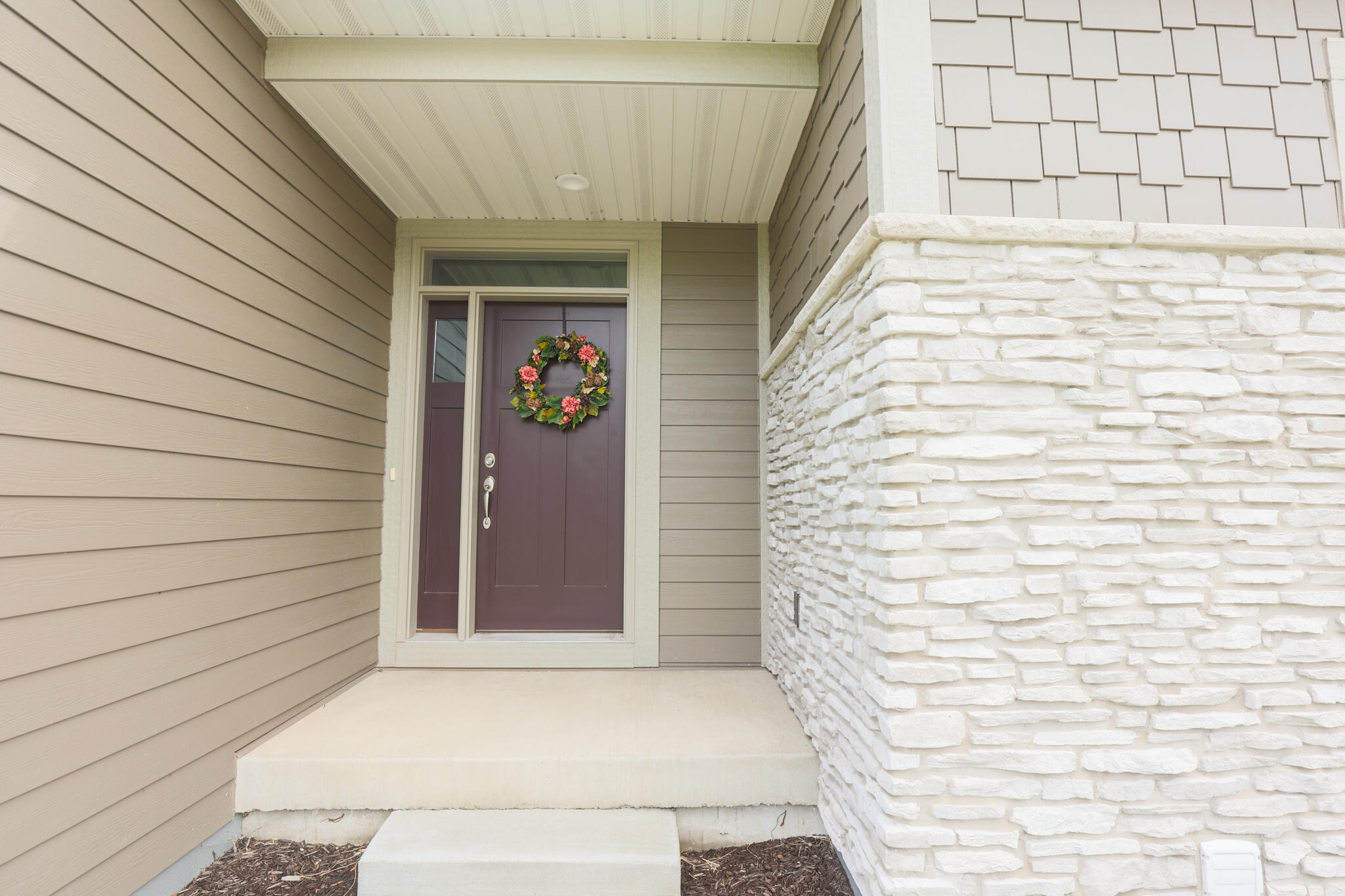 N28W25158 Pkwy Rdg Circle, Unit B Pewaukee, WI 53072 - Photo 3 of 86 Private Entrance