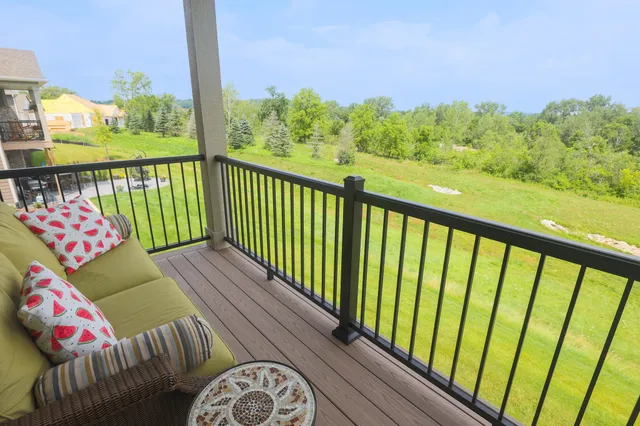 $729,900 | N28W25158 Pkwy Rdg Circle, Unit B, Pewaukee, WI 53072