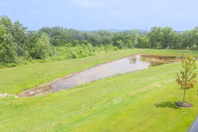 $729,900 | N28W25158 Pkwy Rdg Circle, Unit B, Pewaukee, WI 53072