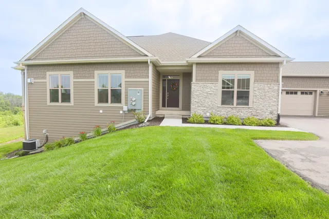 $729,900 | N28W25158 Pkwy Rdg Circle, Unit B, Pewaukee, WI 53072