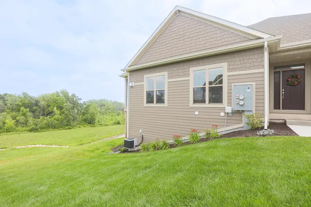 $729,900 | N28W25158 Pkwy Rdg Circle, Unit B, Pewaukee, WI 53072