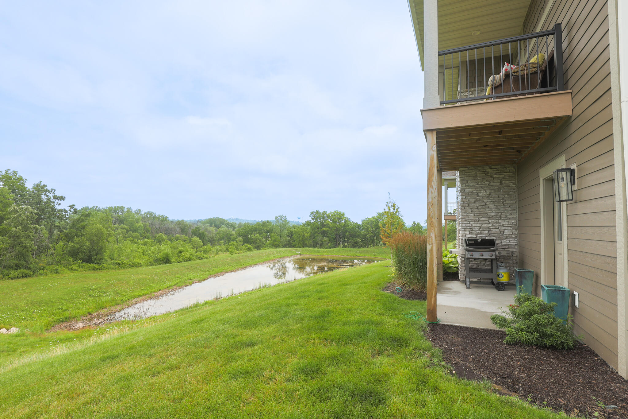 N28W25158 Pkwy Rdg Circle, Unit B Pewaukee, WI 53072 - Photo 68 of 86 Patio and Deck