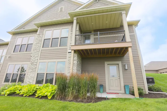 $729,900 | N28W25158 Pkwy Rdg Circle, Unit B, Pewaukee, WI 53072