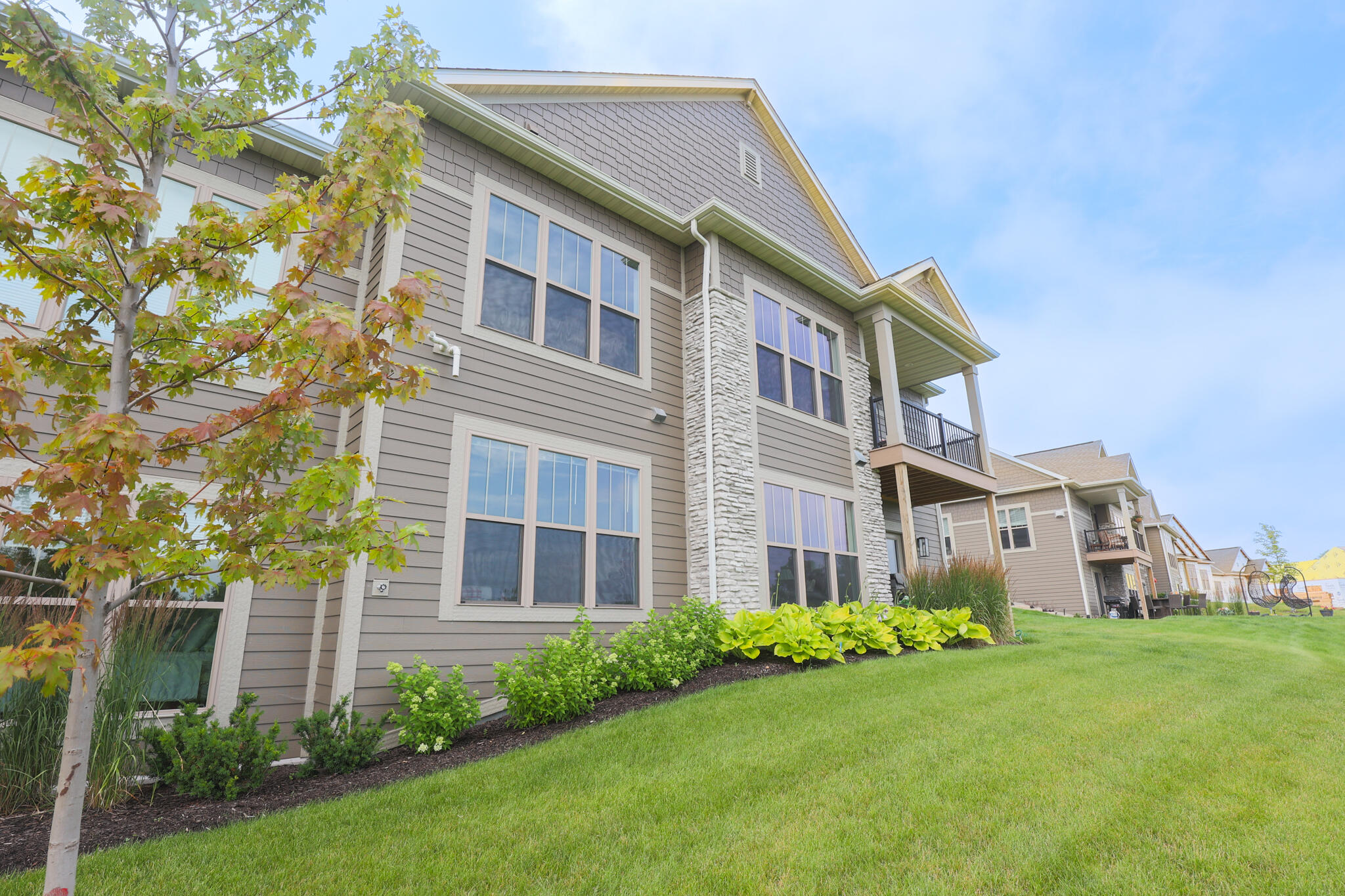N28W25158 Pkwy Rdg Circle, Unit B Pewaukee, WI 53072 - Photo 71 of 86 Exterior with Deck and Patio