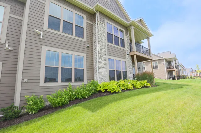 $729,900 | N28W25158 Pkwy Rdg Circle, Unit B, Pewaukee, WI 53072
