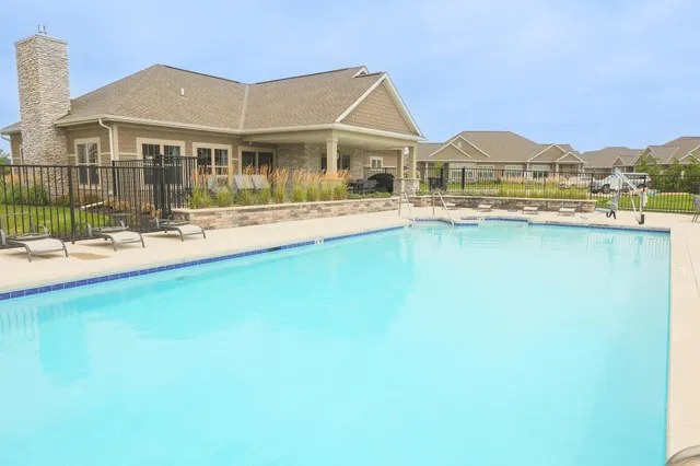 $729,900 | N28W25158 Pkwy Rdg Circle, Unit B, Pewaukee, WI 53072