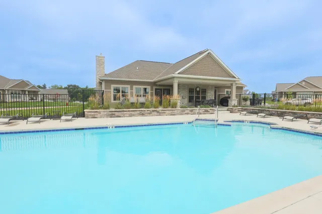 $729,900 | N28W25158 Pkwy Rdg Circle, Unit B, Pewaukee, WI 53072