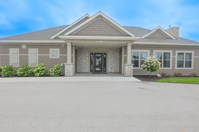 $729,900 | N28W25158 Pkwy Rdg Circle, Unit B, Pewaukee, WI 53072