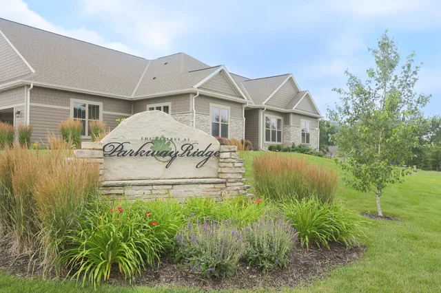 $729,900 | N28W25158 Pkwy Rdg Circle, Unit B, Pewaukee, WI 53072