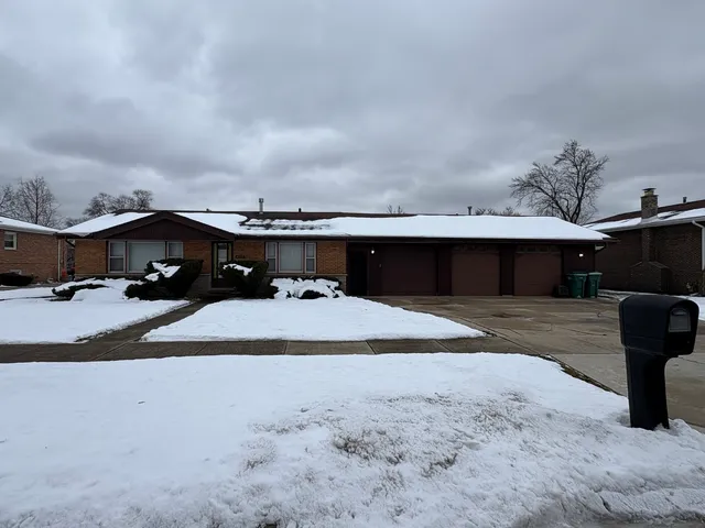 $2,800 | 4937 West 85th Place, Burbank, IL 60459