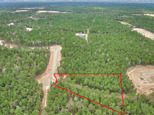 a street sign that is on top of a wall