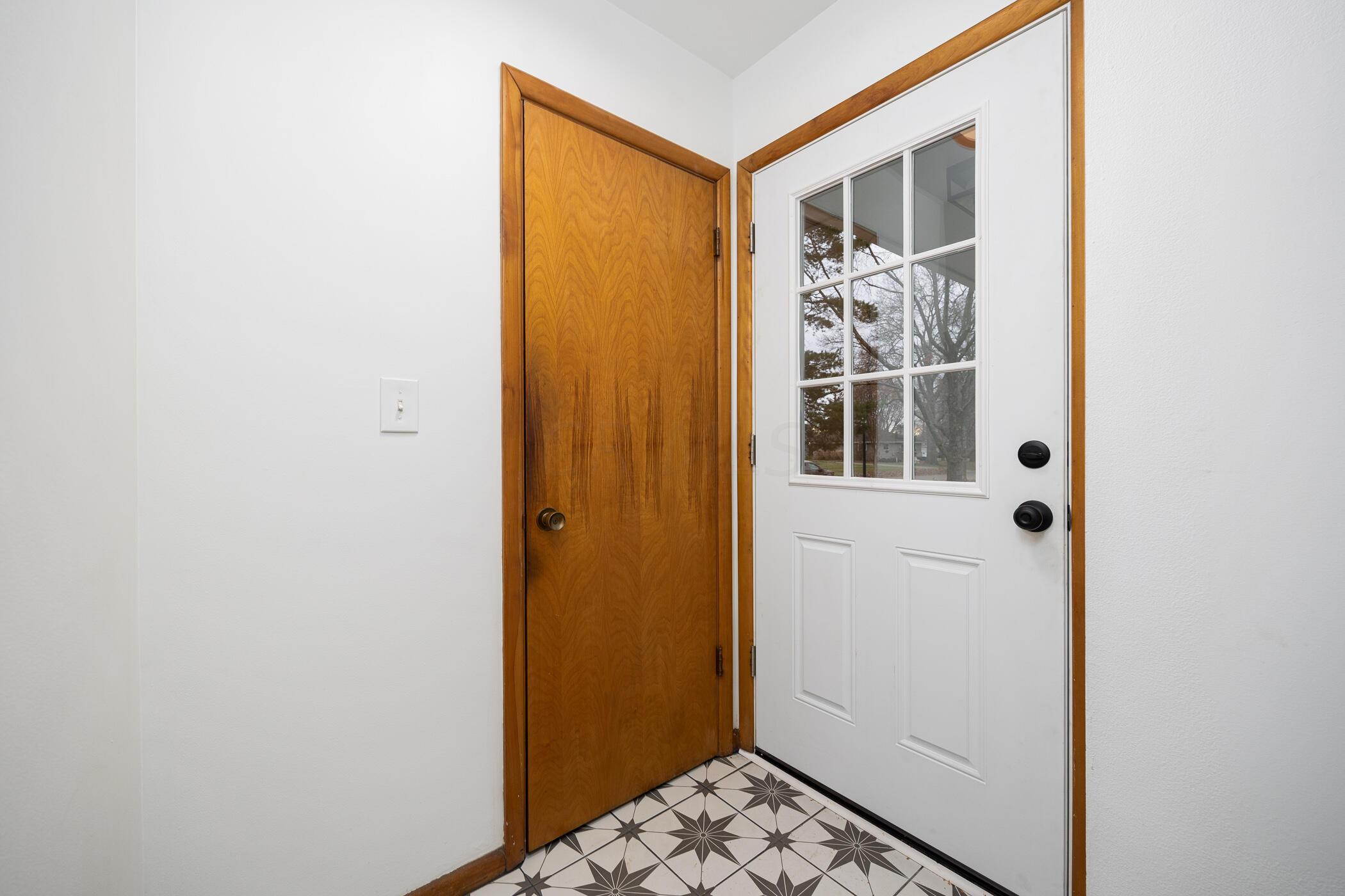 2864 Castlewood Road Columbus, OH 43209 - Photo 4 of 45 Entryway