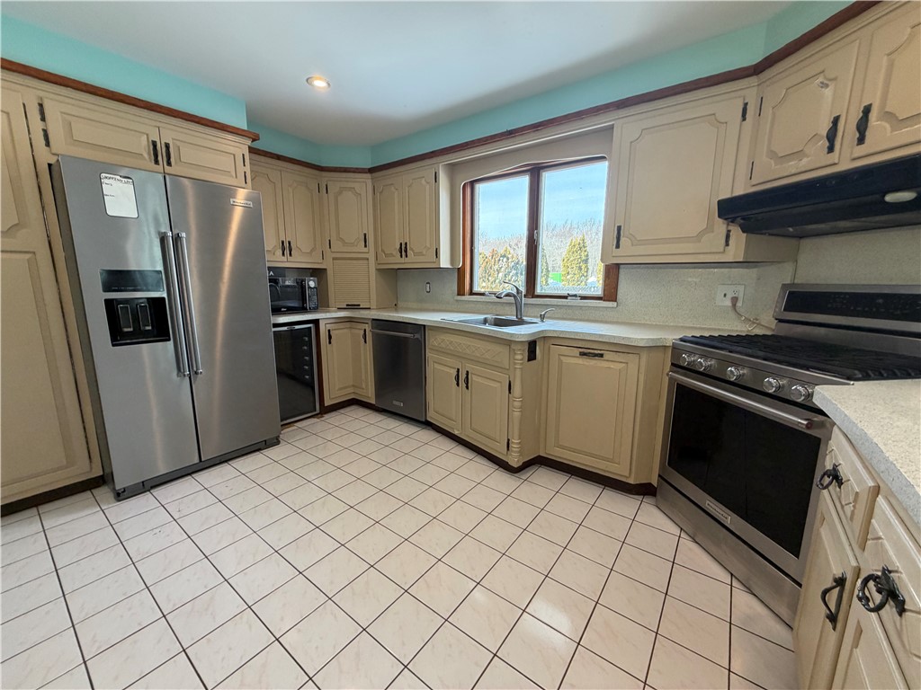 33 Whipple Avenue Westerly, RI 02891 - Photo 11 of 45 kitchen